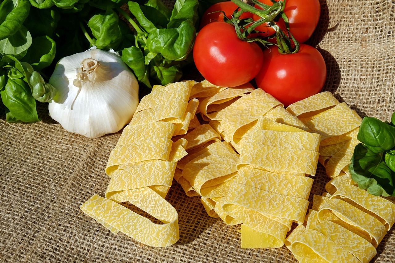 Паста tagliatelle на доске